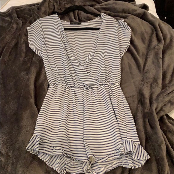 Striped romper with detailing - Picture 2 of 4